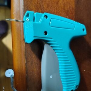 NEW - Teal Tagging Gun with 1000, Tags 6 Different Needle Sizes